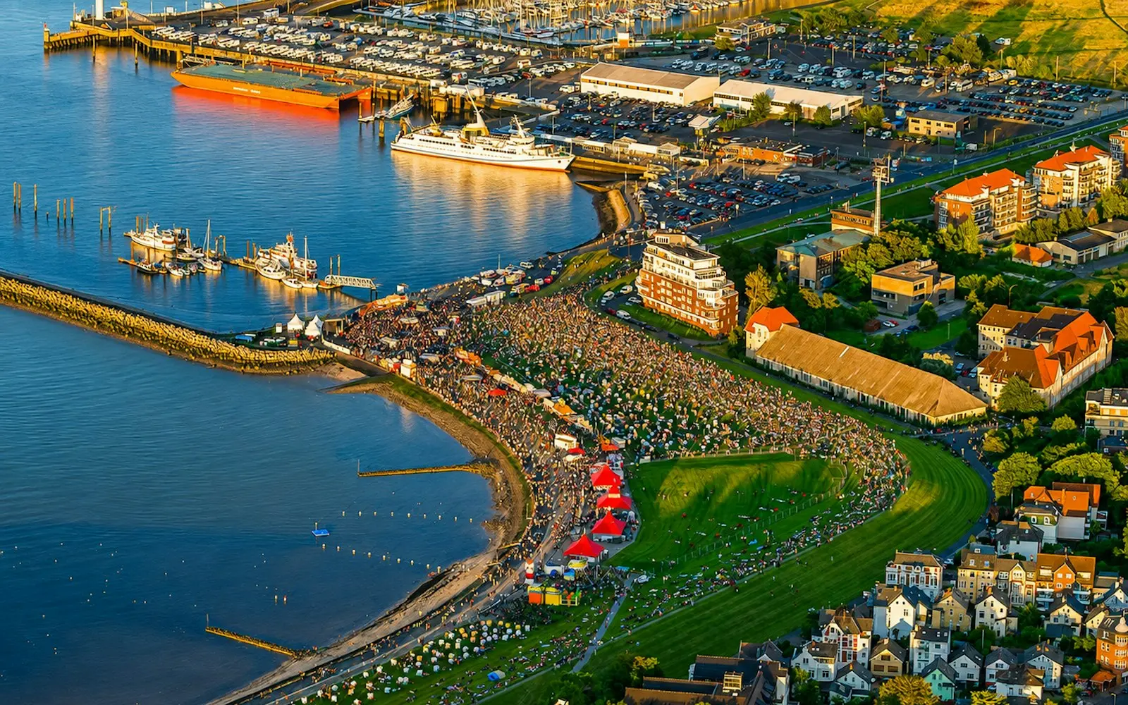 Vista aérea del puerto de Cuxhaven y la costa del mar del Norte
