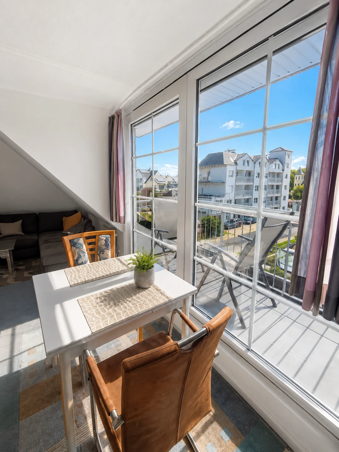 Comedor con acceso al balcón en el apartamento vacacional Duhnen