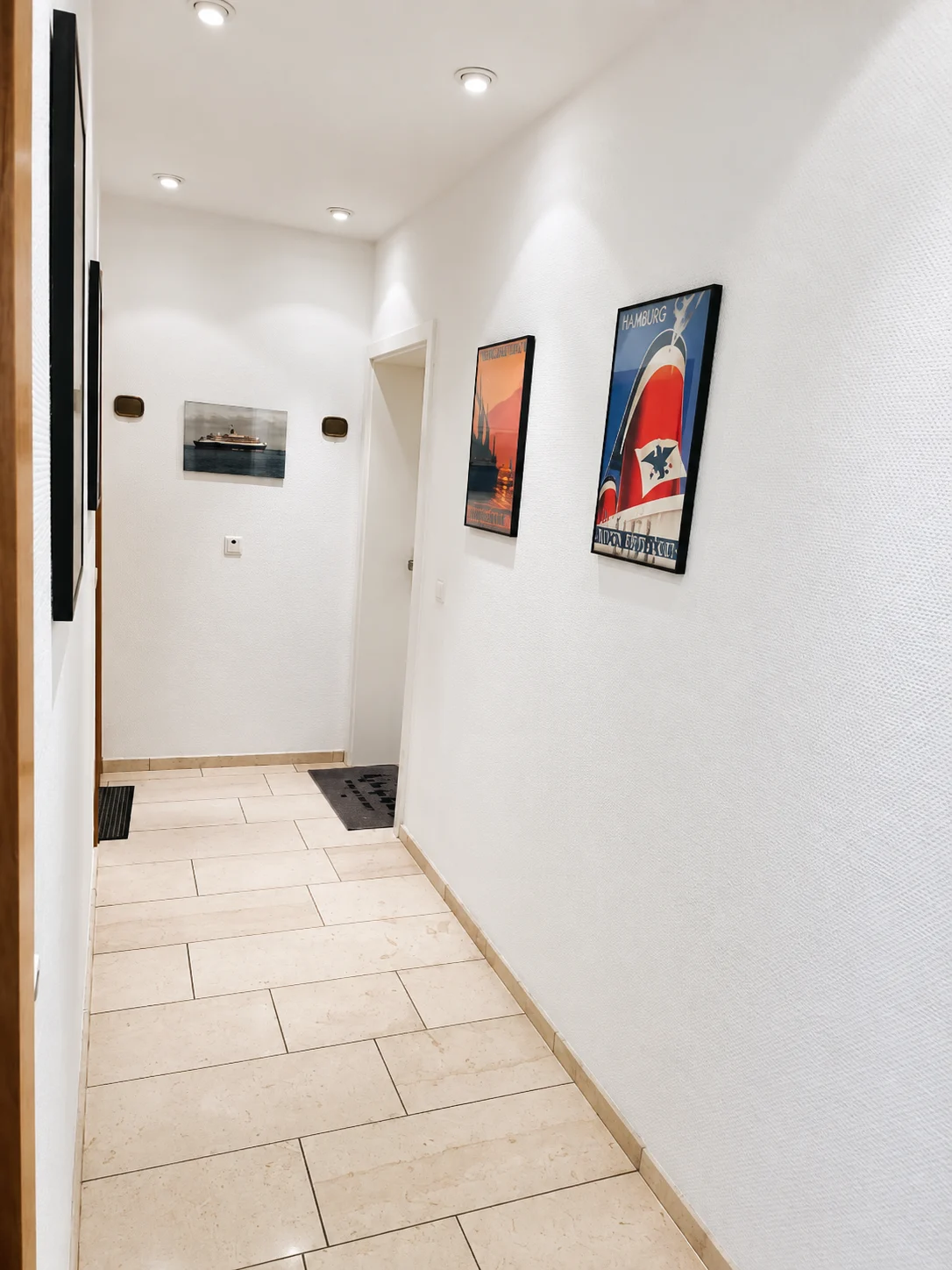 Pasillo luminoso del apartamento vacacional Duhnen