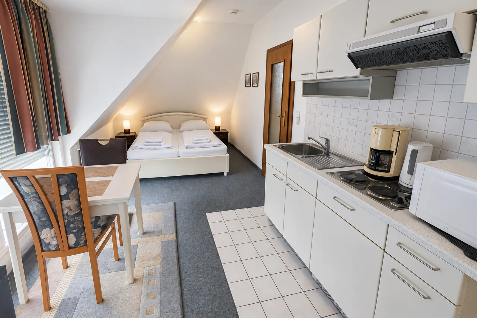 Cocina y cama en el apartamento vacacional Duhnen