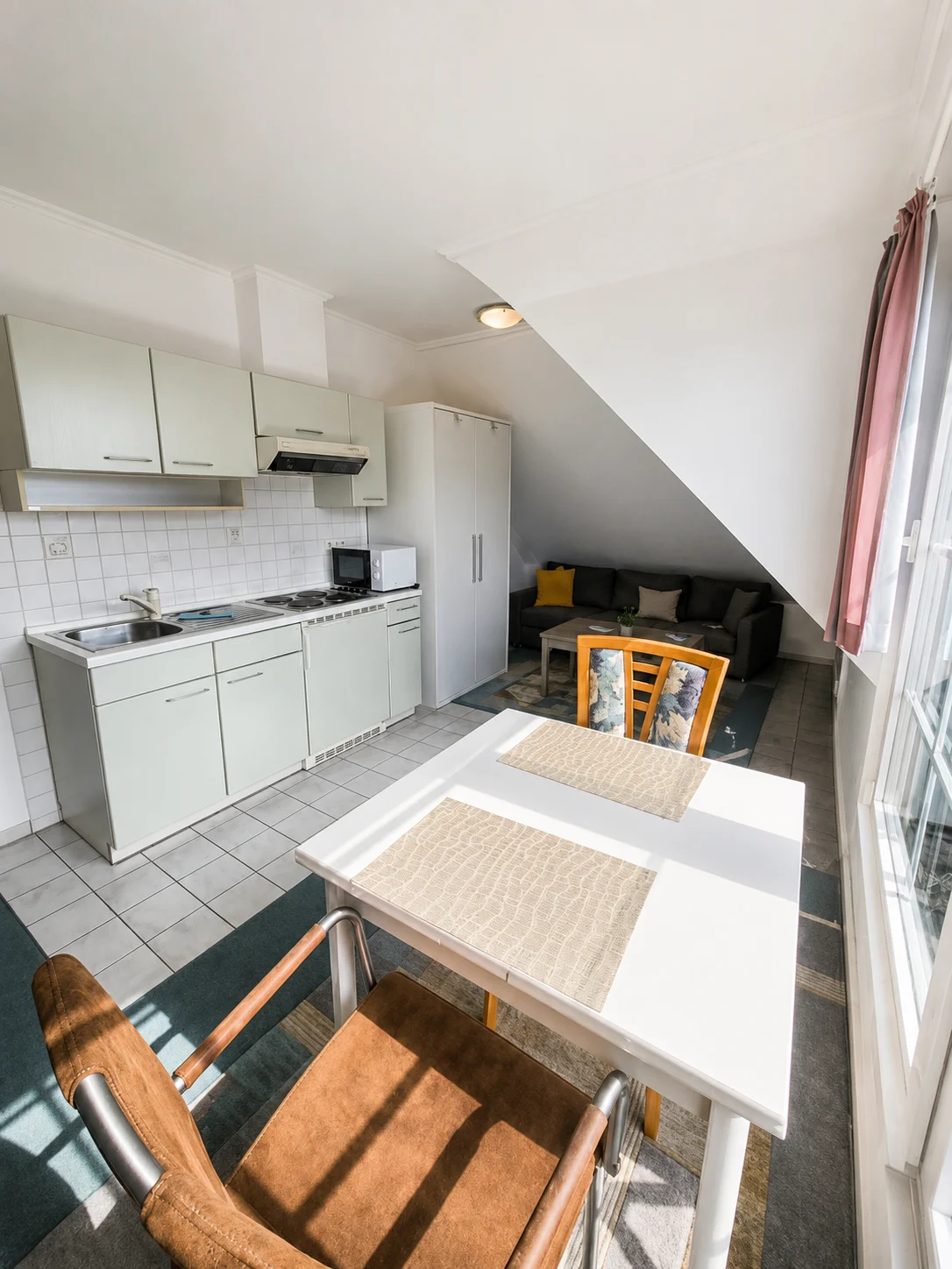 Sala de estar y comedor con cocina en el apartamento vacacional Duhnen