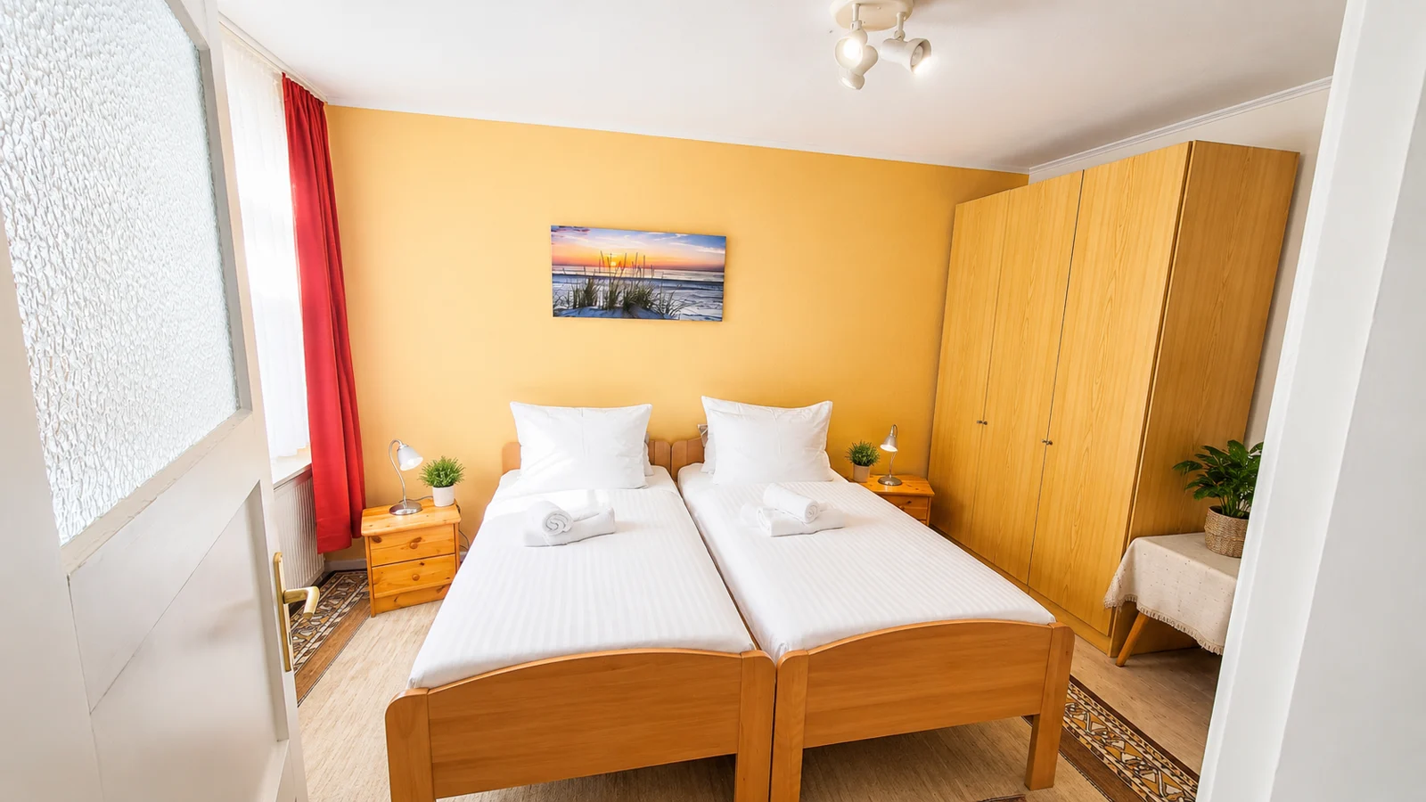 Dormitorio con cama doble en el apartamento del centro de Cuxhaven