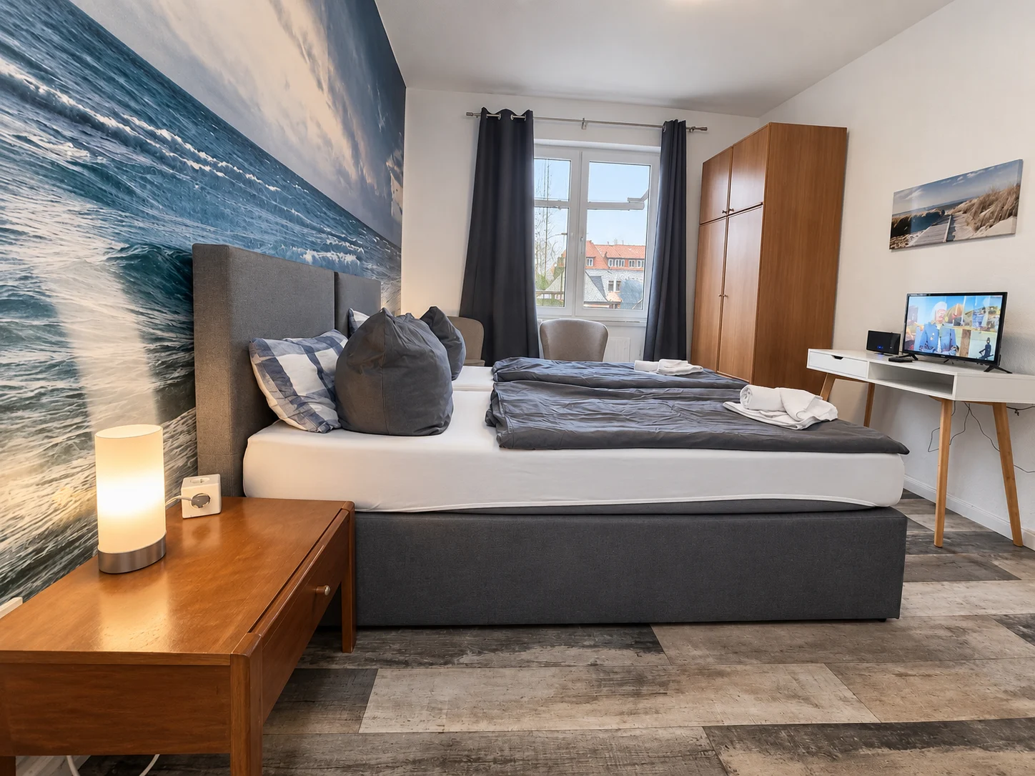 Habitación doble con decoración marina y escritorio