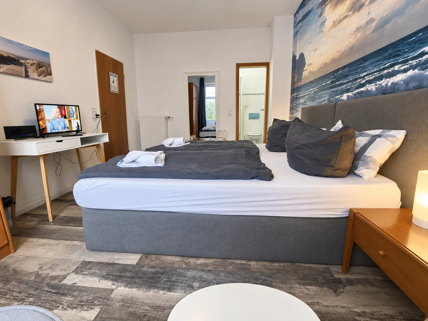 Cama doble con acceso al baño privado